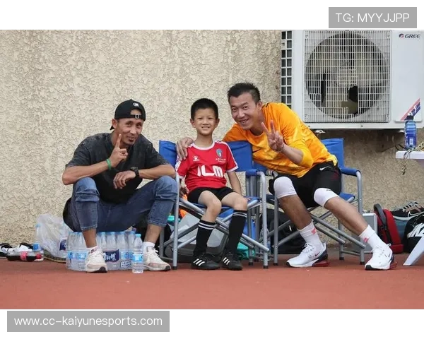 足球球星赛场激情瞬间意外捡球引发观众热烈欢呼